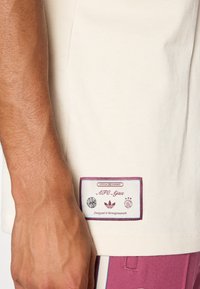 adidas Originals AJAX ICON - Klubu apģērbs - halo ivory
