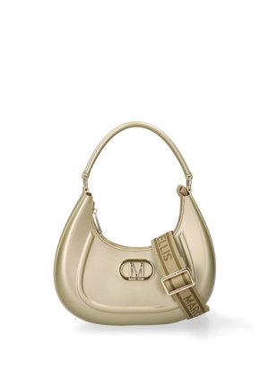 Borsa beige a forma di mezzaluna con manico curvo, logo dorato "M" e tracolla beige staccabile con scritta "MARC ELLIS".