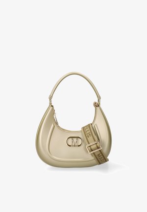 Beige halbmondförmige Handtasche mit gebogenem Griff, goldenem "M"-Logo und abnehmbarem beigen Riemen mit "MARC ELLIS" Schriftzug.