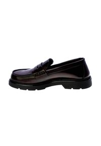 Mocassino in pelle marrone scuro con suola in gomma nera spessa e fascia in pelle cucita, mostrato di lato su sfondo bianco.