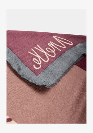 Sciarpa di tessuto morbido con motivo geometrico bordeaux e rosa, bordata da bordi grigi e rifinita con frange.