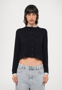 Μαύρο κοντό κασκόλ με στρογγυλή λαιμόκοψη, που διαθέτει γκρι κολάρο, πλήρη κουμπί μπροστά και μακριά μανίκια, κατασκευασμένο από μαλακό πλεκτό ύφασμα.