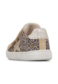 Sneaker con tessuto a stampa leopardata, accentuato da una stella dorata e dettagli in suede beige. La parte posteriore presenta una cappelliera beige glitterata e una suola bianca.