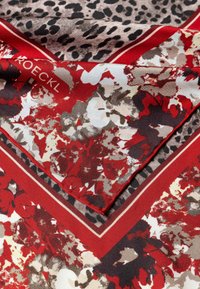 Seidenschal mit floralen Mustern in Rot, Weiß und Grau, umrandet von einem kräftigen roten Rand und einem subtilen Animal-Print-Hintergrund.