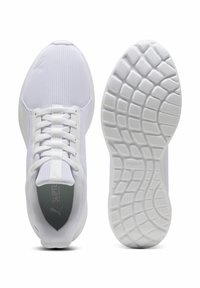 Białe buty sportowe z siateczkową cholewką, płaskimi sznurowadłami i teksturowaną gumową podeszwą. Wnętrze ma szarą wkładkę z logo.