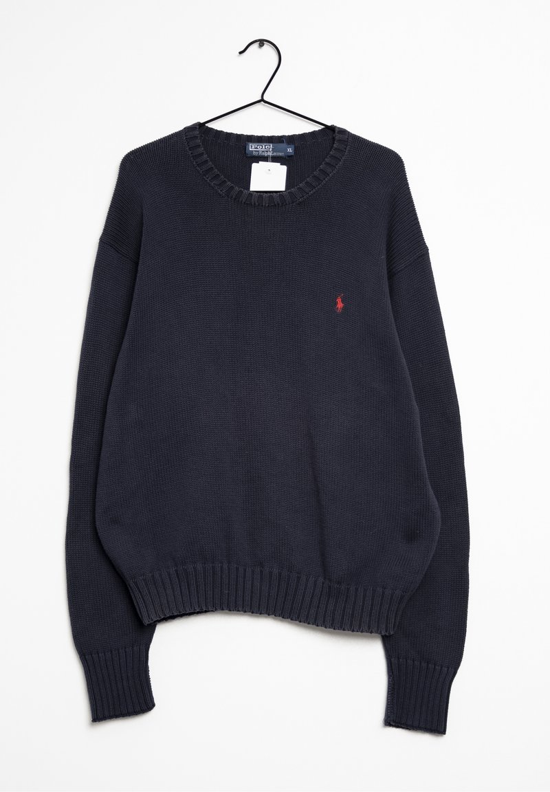 Pull en maille bleu marine à col rond avec poignets et bas côtelés, suspendu sur un cintre noir, avec un petit logo joueur de polo rouge sur la poitrine.