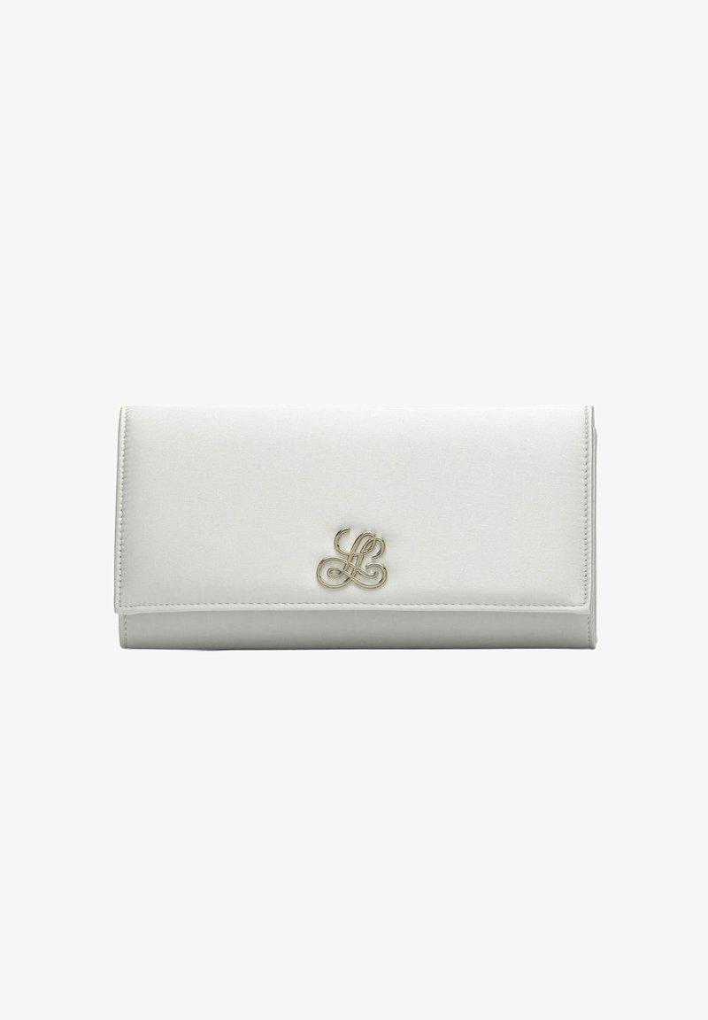 Portefeuille en cuir blanc avec un logo monogramme doré entrelacé sur le rabat avant, bords cousus simples, forme rectangulaire.