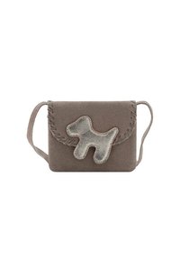 Borsa a spalla in suede grigio con un design di cane cucito sulla parte anteriore, caratterizzata da un bordo intrecciato e una sottile tracolla.