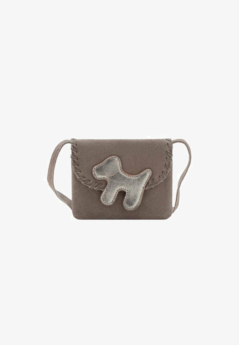 Borsa a spalla in suede grigio con un design di cane cucito sulla parte anteriore, caratterizzata da un bordo intrecciato e una sottile tracolla.