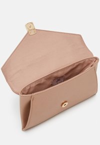 Béžová látková psaníčko s uzávěrem na zlatý knoflík. Vnitřek podšitý hladkým materiálem, zahrnující malou značkovou visačku. Obdélníkový tvar.