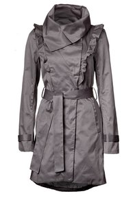 Grå satin trenchcoat med en stor krage, volangdetaljer, midjebälte och långa ärmar med manschettdetaljer.