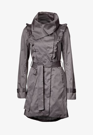Abrigo trench gris de satén con un gran collar, detalles de volantes, cintura ceñida con cinturón y mangas largas con acentos en los puños.