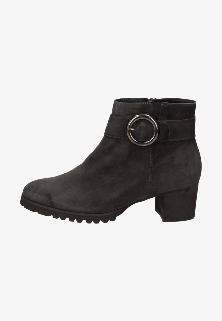Bottine noire en daim avec talon bloc, bride à boucle ronde argentée et semelle robuste.