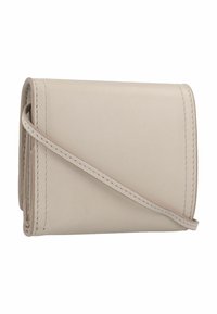 Cartera de cuero beige con forma rectangular, que presenta una correa cruzada, costuras sutiles y una textura suave.