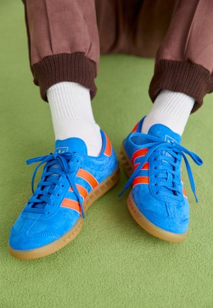 HAMBURG - Sneakers low - bluebird/solar orange/gum