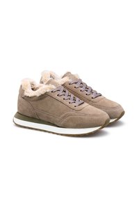 Brown suede sneakers with faux fur lining, rounded toe, and grey laces. White midsole and brown rubber outsole. Classic sneaker design.