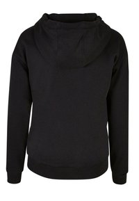 Svart hoodie med en slät yta, ribbade muddar och linning. Har en stor, rund huva bak. Inga synliga logotyper eller mönster.