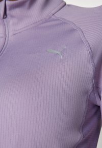 Violet sportinė palaidinė, pagaminta iš įribooto audinio, su aukštu apykakle. Turtinga maža, atspindinti logotipą kairėje krūtinės pusėje.