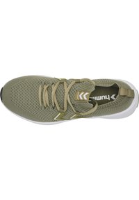 Grüner Sportschuh mit einem strukturierten Strick-Obermaterial, kontrastierenden Schnürsenkeln, weißer Mittelsohle und Markenakzenten an der Seite.