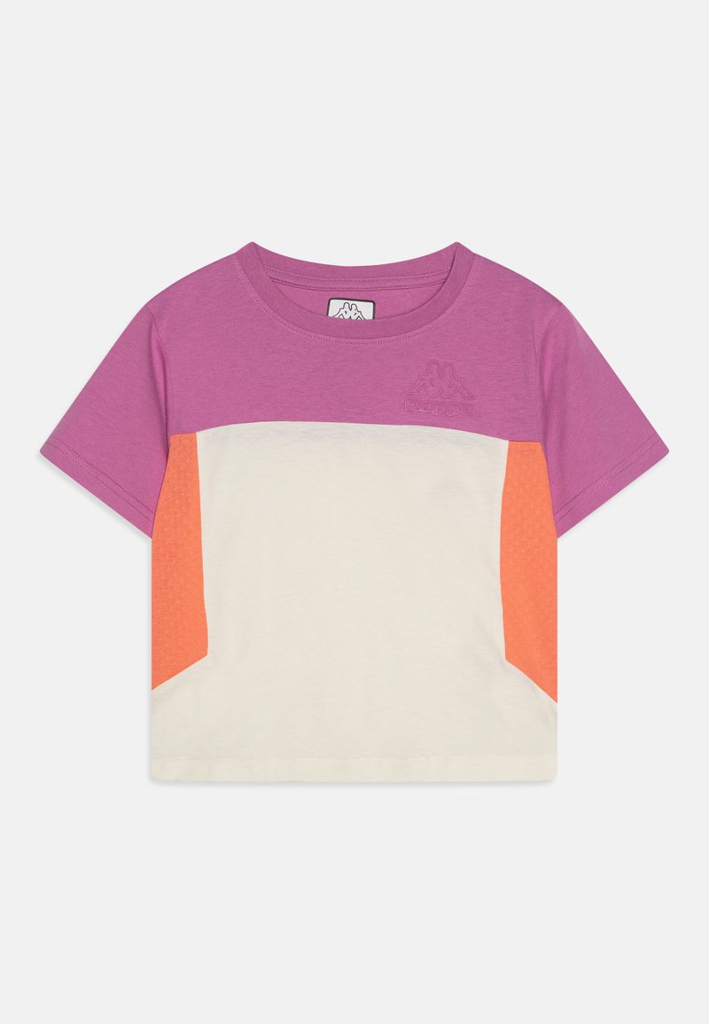 Violet, baltos ir oranžinės spalvos trumpomis rankovėmis marškinėliai. Turi kvadratinį siluetą, apvalų kaklą ir tekstūrinius oranžinius akcentus šonuose. Logotipas ant krūtinės.