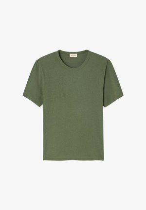 T-shirt olive vert à manches courtes en coton doux. Il présente un col rond et un design simple et classique sans motifs.