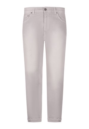 Pantalones de pierna recta en gris claro con cierre de botón y cremallera, bolsillos delanteros y traseros, y sutiles puños enrollados.