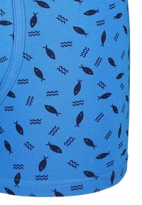 Niebieskie bokserki z teksturowanej tkaniny, ozdobione powtarzającym się wzorem ryb i fal w ciemnoniebieskim kolorze. Zawierają elastyczny pas.
