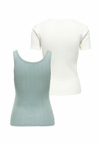 Débardeur côtelé sans manches bleu clair devant, haut côtelé blanc à manches courtes derrière, tous deux avec des motifs texturés.