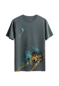 Donkergrijze katoenen t-shirt met een penseelafbeelding, blauwe spetters en een gele "NAT VERF" tape-ontwerp langs de onderrand.