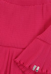 Geribbelde roze stof met een uitlopende mouwontwerp, voorzien van een klein label aan de zijkant. Zachte textuur met een gelijkmatig patroon.