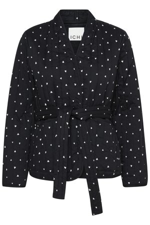 Prošívaná černá bunda s bílým vzorem srdcí, zavinovací design, uzavírání na přední straně na zavazování a dlouhými rukávy. Obsahuje strukturovanou tkaninu a bez límce.