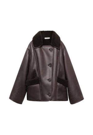 Braune Lederjacke mit einem flauschigen schwarzen Kragen, vier Knöpfen, zwei Seiten Taschen und einem leicht verkürzten, übergroßen Design.