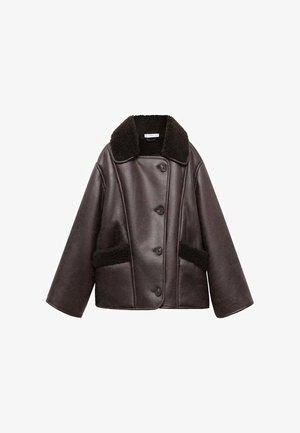 Veste en cuir marron avec un col noir duveteux, quatre boutons, deux poches latérales et un design légèrement court et oversized.