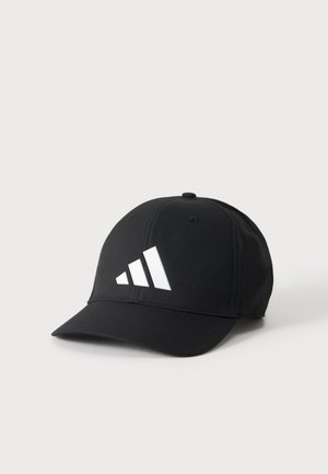 Čierna baseballová čiapka s zakriveným šiltom a bielym štylizovaným logom s tromi pásmi na prednom paneli, na jednoduchom svetlom pozadí.