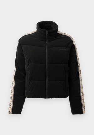 Chaqueta de plumas negra con cuello alto, cierre de cremallera y mangas con un patrón que presenta un acento de logo beige. Diseño acolchado horizontal.
