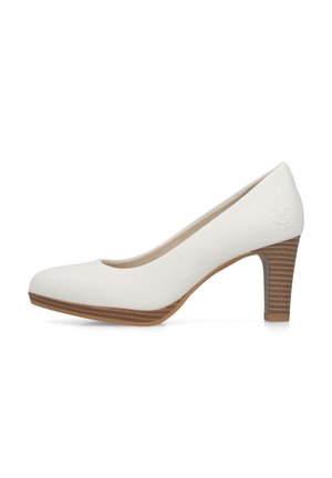 Chaussure blanche à talons hauts, bout rond et talon en bois empilé, design épuré, logo embossé sur le côté près du talon.