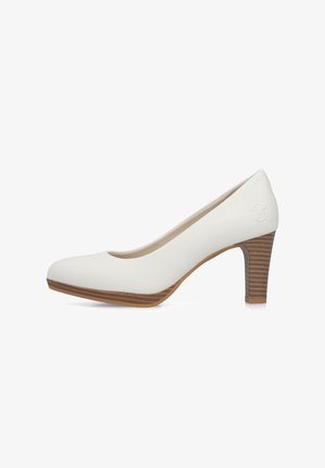 Chaussure blanche à talons hauts, bout rond et talon en bois empilé, design épuré, logo embossé sur le côté près du talon.