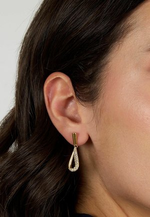 Orecchini a goccia in tonalità oro che presentano una forma a goccia con un accento di strass trasparente lungo un lato, caratterizzati da una finitura liscia.