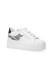 Weiße Leder-Sneaker mit einer strukturierten schwarzen und grauen Musterseite, runder Zehenpartie, flacher weißer Sohle und Schnürsenkeln. Seitlicher Reißverschluss.