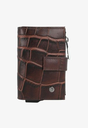 Bruine leren portemonnee met een krokodillenpatroon, voorzien van een drukknopsluiting, ritsdetails en een zilveren hardwareaccent. Compact ontwerp.