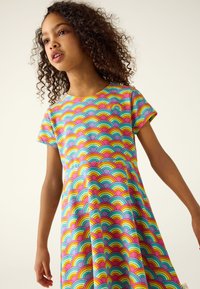 Barvita kratka obleka s kratkimi rokavi, na mehki tkanini, s pisanjem mavričnega loka v roza, modri, rumeni in zeleni barvi, rahlo razširjena ob robu.