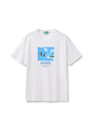 Wit T-shirt met korte mouwen met een blauwe afbeelding van een verkeerslicht tegen een bewolkte lucht en kleine tekst onder de afbeelding.