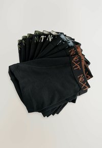 Fekete és színes boxer rövidnadrág párák egy rakásban, elasztikus derékpántokkal, kontrasztos felirattal, sima anyagból és változatos színekben.