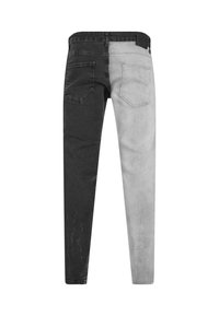 Jeans de mezclilla con un diseño distintivo de abertura: una pierna negra y la otra gris claro. Cuenta con cinco bolsillos y un corte ajustado.