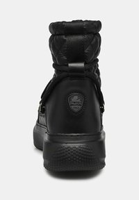 Schwarze Knöchelstiefel mit steppoberfläche, Gummisohle und Logoakzent auf der Rückseite. Verfügt über verstellbare Schnürsenkel für einen sicheren Sitz.