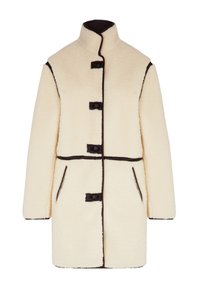 Abrigo de forro polar color crema con un alto cuello, ribete negro, tres botones negros y dos bolsillos laterales. Textura suave, diseño de corte recto.