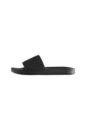 Sandale slide negre cu curea texturată înclinat şi logo în relief, cu talpă conturată şi design cu vârf deschis.