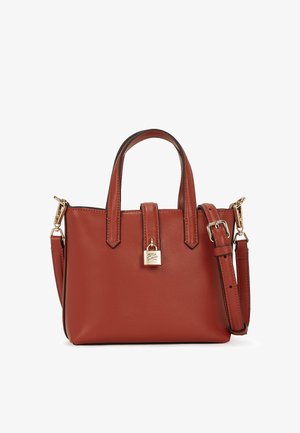 Punane nahast kott kahekordsete käepidemetega, reguleeritava rihmaga, kuldsete detailide ja lukuga esiotsas. Sile tekstuur, struktureeritud disain.