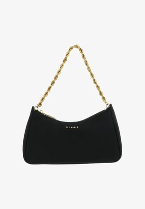Zwarte handtas van glad materiaal, met een gebogen vorm, een gouden kettingband en gouden logodetails. Ritssluiting aan de bovenkant.