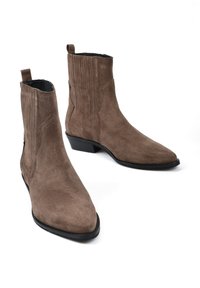 Brązowe zamszowe botki za kostkę z ostrym czubkiem, elastycznymi panelami po bokach i niskim, warstwowym obcasem. Teksturowana powierzchnia i minimalistyczne detale w designie.